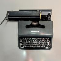 MACCHINA PER SCRIVERE LETTERA 22, OLIVETTI.
