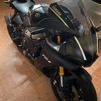 Yamaha R1 Akra
