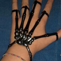 gioiello teschio per mano