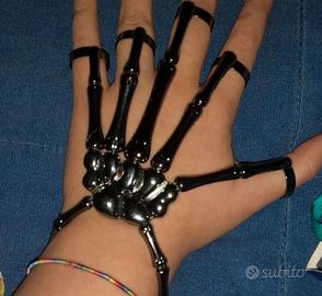 gioiello teschio per mano