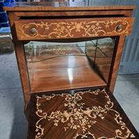 Mobile bar con ribalta in legno intarsiato e vetri
