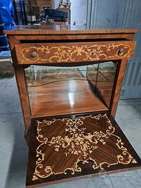 Mobile bar con ribalta in legno intarsiato e vetri