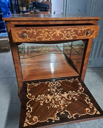 Mobile bar con ribalta in legno intarsiato e vetri