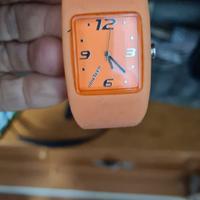 Orologio mai usato e funzionante arancione