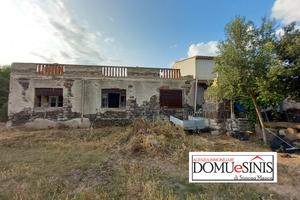 Fabbricato agricolo con giardino