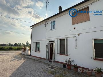 Casa su due piani a Riva del Po con garage e scope