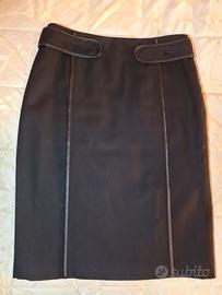 Gonna alta moda in lana nera con profili in pelle