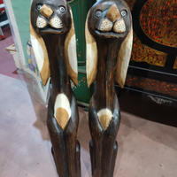 Sculture in legno raffiguranti cani
