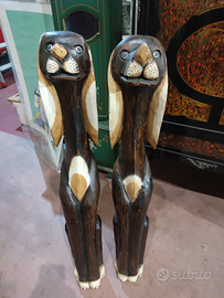 Sculture in legno raffiguranti cani