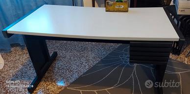 Scrivania anni ‘80 in metallo e laminato