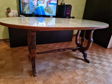 Tavolo da pranzo ovale vintage. Piano in vetro.