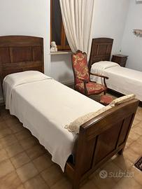 Camera con letti singoli e comodini