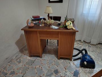 Scrivania di legno