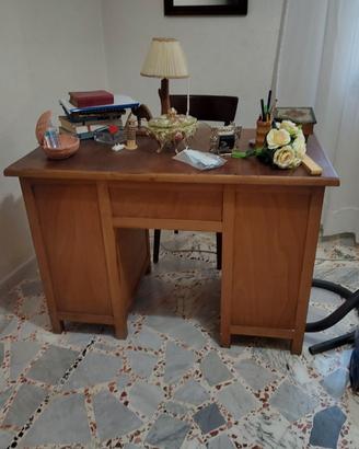 Scrivania di legno