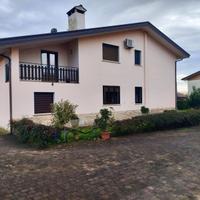 CASA CON DUE ABITAZIONI AUTONOME IMMERSE NEL VERDE