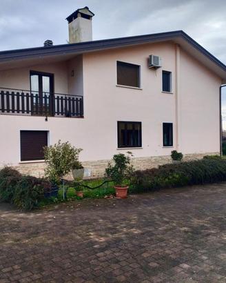 CASA CON DUE ABITAZIONI AUTONOME IMMERSE NEL VERDE