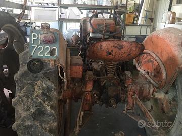 Trattore agricolo d'epoca