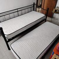 Due letti singoli con materassi