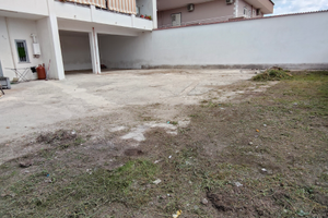 Fraz. Polvica cortile con deposito