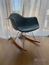 Sedia Vitra Eames plastic armchair RE RAR azzurra