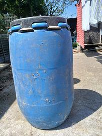 Bidone con coperchio e chiusura ermetica