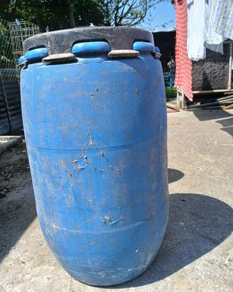 Bidone con coperchio e chiusura ermetica