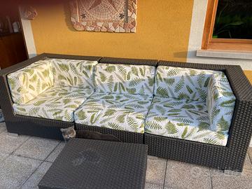 Salotto da esterno modulare in rattan con tavolino