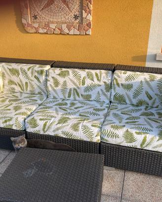 Salotto da esterno modulare in rattan con tavolino
