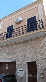 Stabile indipendente su due livelli con giardino