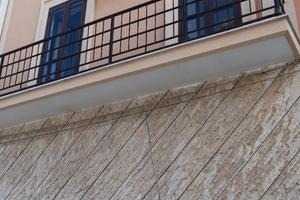 Stabile indipendente su due livelli con giardino