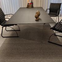 Tavolo Devina Nais in rovere carbone e vetro nuovo