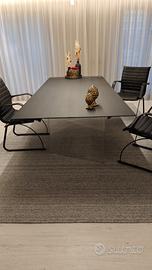 Tavolo Devina Nais in rovere carbone e vetro nuovo