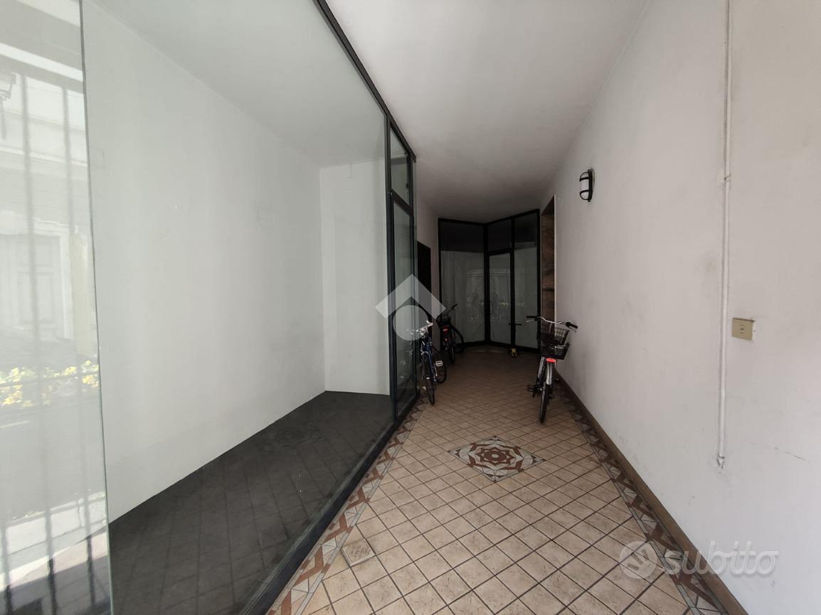 NEGOZIO A BRESCIA - Vista 3