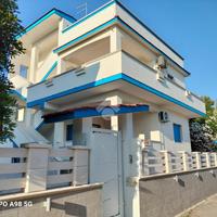 Villa con giardino e posti auto