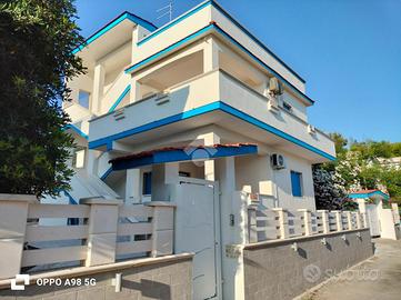 Villa con giardino e posti auto