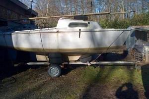 Barca a vela per campeggio sul lago