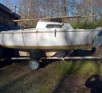 Barca a vela per campeggio sul lago