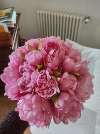 Bouquet peonie verosimili con portafiori