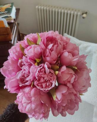 Bouquet peonie verosimili con portafiori