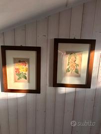 Due cornici in legno con stampe floreali