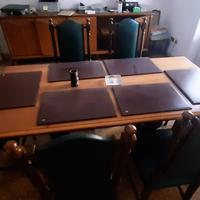 Elegante tavolo in legno massello