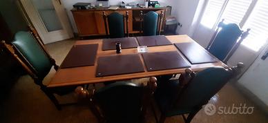 Elegante tavolo in legno massello