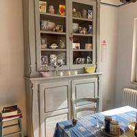 Armadio con vetrina in legno