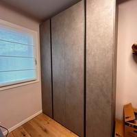 Armadio e cassettiera grigi originali Novamobili