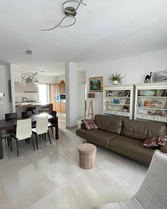 Appartamento di 93 m² con più di 5 locali e box au