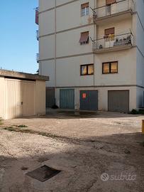 Via Quasimodo-garage con doppio ingresso
