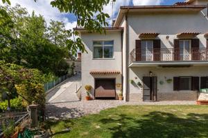 Villa di 289 m² con più di 5 locali e box auto a R