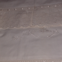 Fascia matrimoniale e federe ricamate dal baule