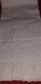 Fascia matrimoniale e federe ricamate dal baule