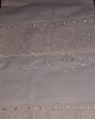 Fascia matrimoniale e federe ricamate dal baule